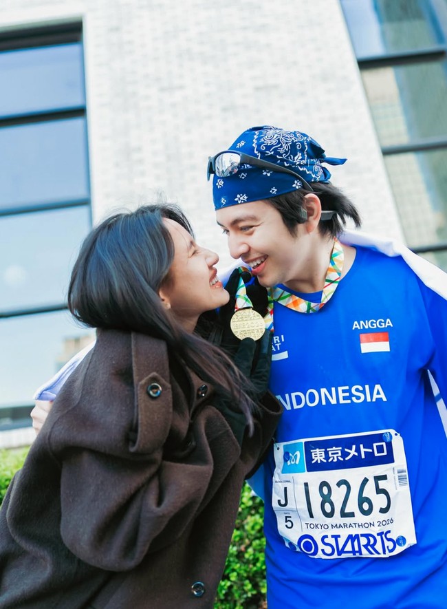 Untuk pertama kalinya Angga Yunanda mengikuti ajang lari marathon di Tokyo. Sebagai istri, Shenina ikut bertolak ke Tokyo, Jepang, untuk memberikan semangat kepada suaminya. Foto: Instagram/@sheninacinnamon