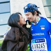 Untuk pertama kalinya Angga Yunanda mengikuti ajang lari marathon di Tokyo. Sebagai istri, Shenina ikut bertolak ke Tokyo, Jepang, untuk memberikan semangat kepada suaminya. Foto: Instagram/@sheninacinnamon