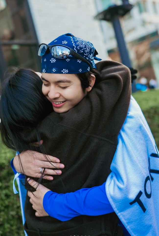 Meski tengah hamil, Shenina tampak begitu antusias memberikan dukungan untuk suaminya. “U DID IT SUAAAAM!!!! Congratulations on your first marathon!!!! 42km?!?? HOWWWW?!??!! as alwaaaays SUPER DUPER PROUD OF YOU SUAAAAAM,” tulis Shenina dalam unggahannya. Foto: Instagram/@sheninacinnamon