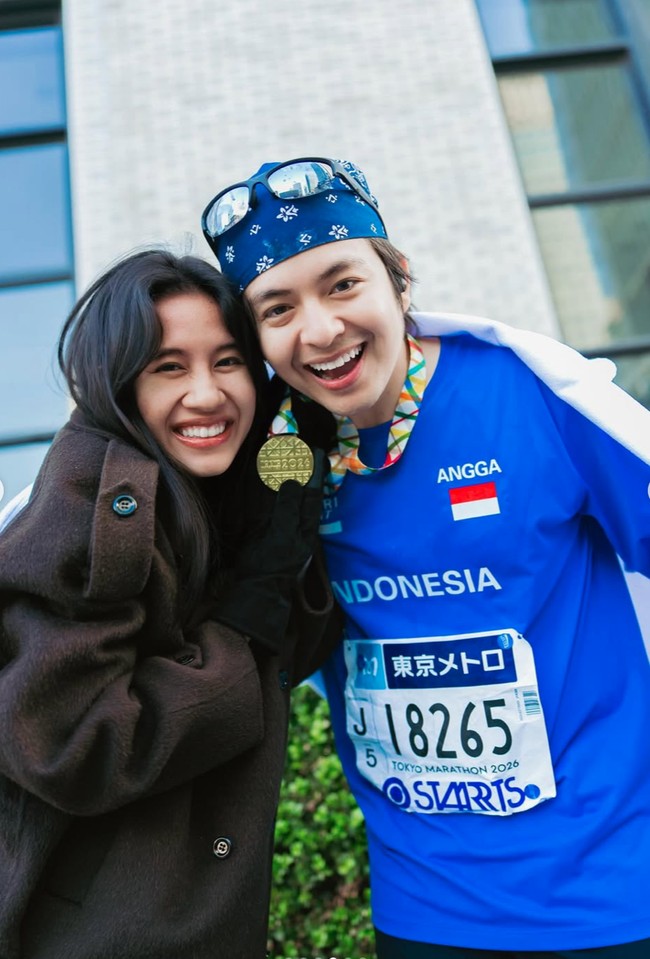 Bumil tampil dengan gaya simpel mengenakan coat coklat tua. Wajahnya terlihat natural dengan pulasan makeup minimalis. Foto: Instagram/@sheninacinnamon