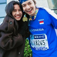 Bumil tampil dengan gaya simpel mengenakan coat coklat tua. Wajahnya terlihat natural dengan pulasan makeup minimalis. Foto: Instagram/@sheninacinnamon