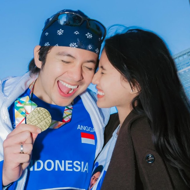 Gaya Bucin Bumil Shenina Cinnamon Dukung Angga Yunanda di Tokyo Marathon