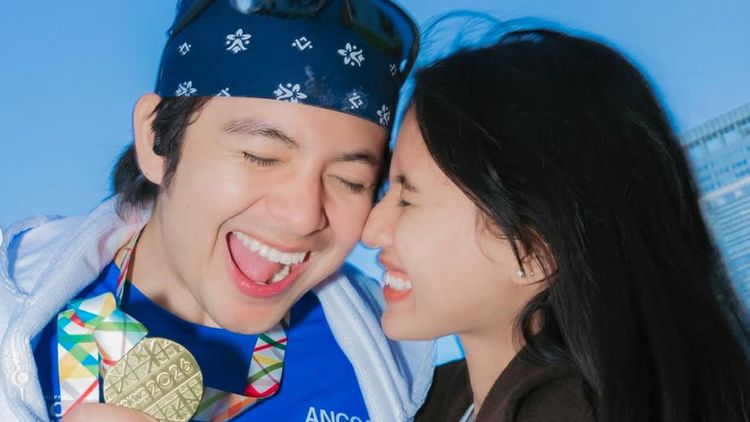 Gaya Bucin Bumil Shenina Cinnamon Dukung Angga Yunanda di Tokyo Marathon