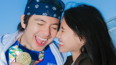 Gaya Bucin Bumil Shenina Cinnamon Dukung Angga Yunanda di Tokyo Marathon