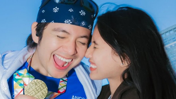 Gaya Bucin Bumil Shenina Cinnamon Dukung Angga Yunanda di Tokyo Marathon