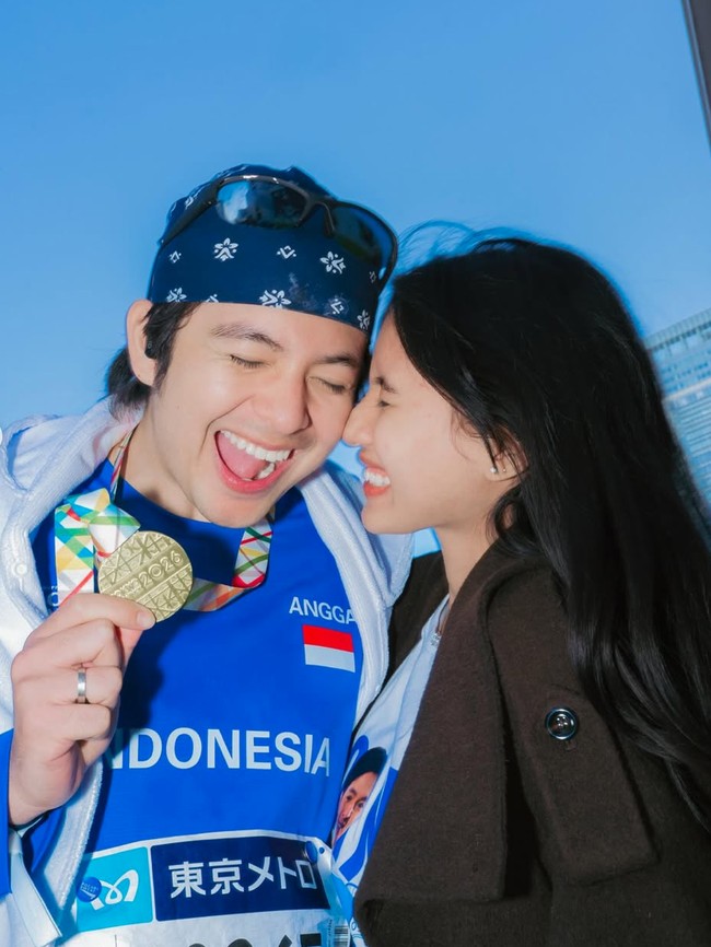 Gaya Bucin Bumil Shenina Cinnamon Dukung Angga Yunanda di Tokyo Marathon