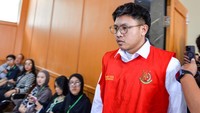 Terdakwa dugaan kasus penghinaan terhadap Suku Sunda, Muhammad Adimas Firdaus Putra Nasihan alias Resbob, menjalani sidang dengan agenda pembelaan di Pengadilan Negeri Bandung, Jawa Barat, Rabu (4/3/2026). ANTARA FOTO/Raisan Al Farisi