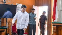 Melalui kuasa hukumnya, terdakwa meminta majelis hakim memindahkan persidangan ke Pengadilan Negeri Surabaya. Permohonan tersebut diajukan dengan alasan locus delicti atau tempat kejadian perkara berada di Surabaya. ANTARA FOTO/Raisan Al Farisi