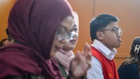 Resbob tampak berjalan dan memasuki ruang sidang untuk mengikuti persidangan. Ia juga terlihat menunggu jalannya sidang di ruang tunggu pengadilan. ANTARA FOTO/Raisan Al Farisi