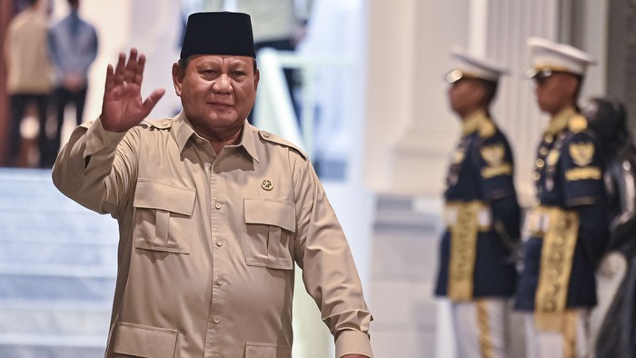 Presiden Prabowo Subianto menyapa wartawan saat bersiap menyambut kedatangan mantan presiden untuk bersilahturahmi di Kompleks Istana Kepresidenan, Jakarta, Selasa (3/3/2026). Selain silahturahmi, dalam kesempatan tersebut Presiden Prabowo juga berdi