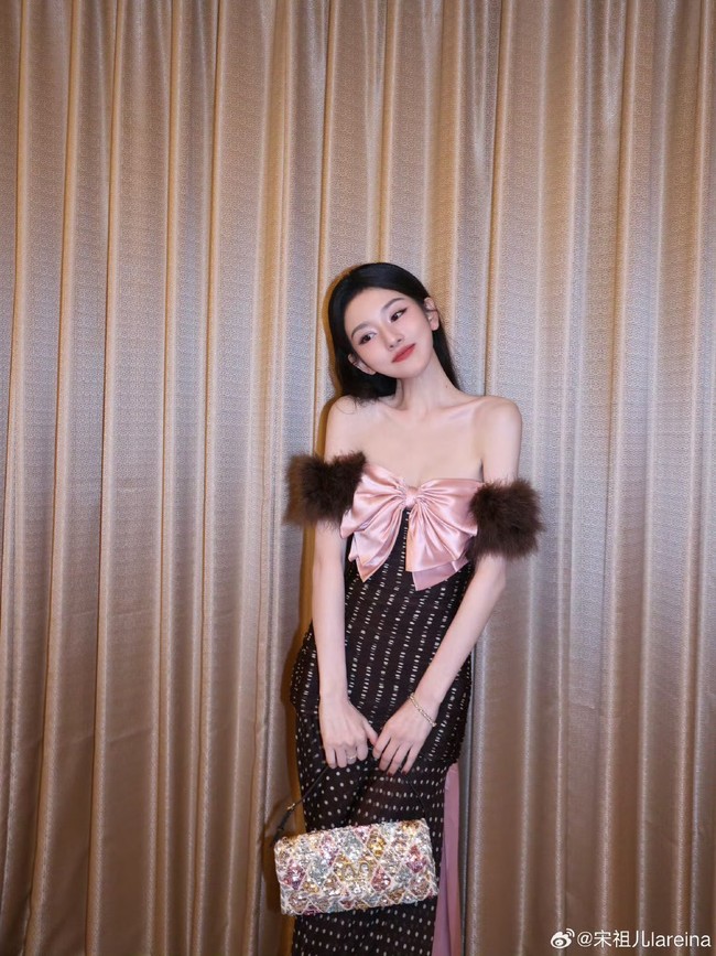 Dalam drama sejarah ‘The Prisoner of Beauty (Zhe Yao)’, perannya sebagai Xiao Qiao membuat penonton memujinya sebagai perwujudan sempurna dari kecantikan legendaris yang berpadu dengan kemampuan akting.Foto: Weibo