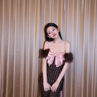 Dalam drama sejarah ‘The Prisoner of Beauty (Zhe Yao)’, perannya sebagai Xiao Qiao membuat penonton memujinya sebagai perwujudan sempurna dari kecantikan legendaris yang berpadu dengan kemampuan akting.Foto: Weibo