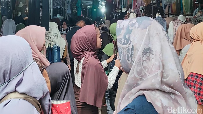 Suasana di Pasar Sandang Jatibarang, Indramayu, Rabu (4/3/2026).