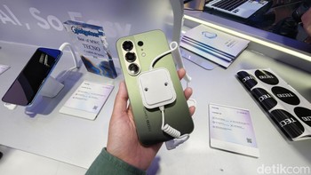 Penampilan Tecno Camon 50 5G dengan desain yang flat. Ponsel ini sudah diumumkan di Indonesia sejak akhir bulan lalu. Foto: Virgina Maulita Putri/detikINET