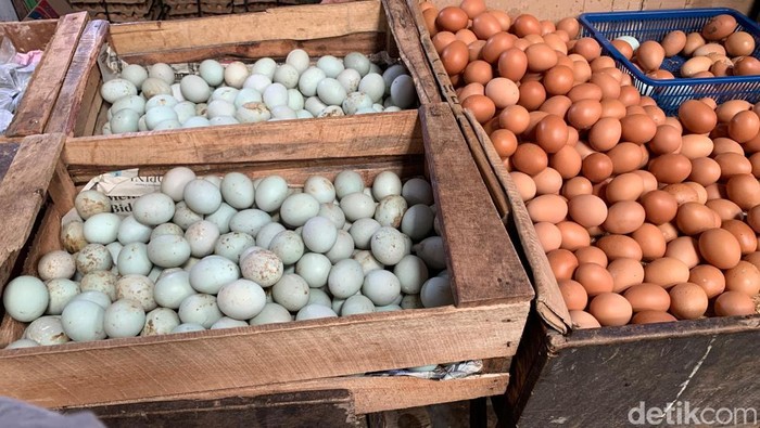 Telur ayam ras di pasar tradisional, Kota Palembang. (Nadiya/detikSumbagsel)