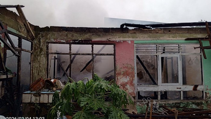 Tiga unit rumah terbakar di Ciomas, Bogor, Jawa Barat diduga akibat orang dengan gangguan jiwa (ODGJ) membuang puntung rokok sembarangan (dok Istimewa)