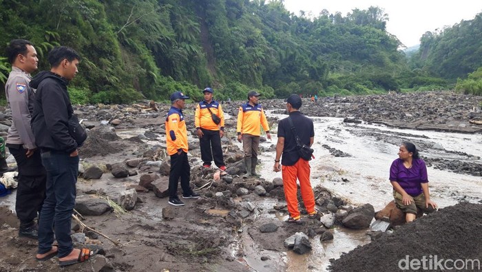 Tim SAR, petugas dan warga saat melakukan pencarian korban di Kali Apu, Selo, Boyolali, Rabu (4/3/2026).