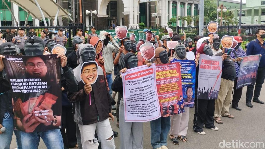 Aksi Korban Timothy Ronald ke OJK: Minta Tindak Tegas Influencer Kripto