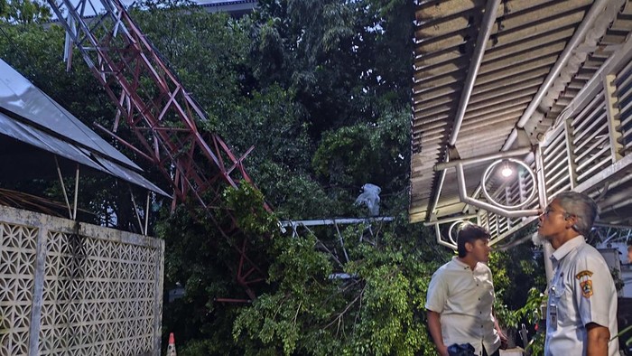 Atap gedung Gradhika Bhakti Praja, Pemprov Jawa Tengah (Jateng) yang ambrol karena tertimpa tower di Perhutani, Kecamatan Semarang Selatan, Kota Semarang, Rabu (4/3/2026).