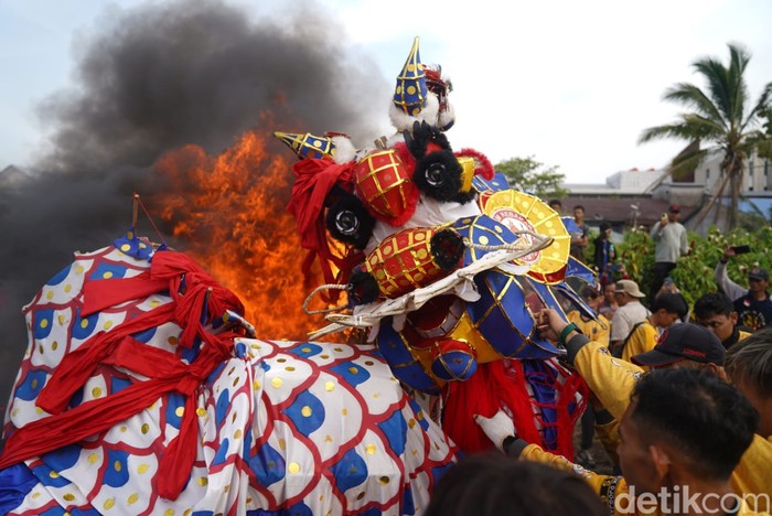 Tradisi bakar naga di area Pemakaman Yayasan Bakti Suci, Jalan Adi Sucipto, Kubu Raya pada Rabu (4/3/2026) sore, sebagai penanda ditutupnya seluruh rangkaian Cap Go Meh.