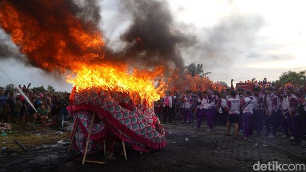 Tradisi bakar naga di area Pemakaman Yayasan Bakti Suci, Jalan Adi Sucipto, Kubu Raya pada Rabu (4/3/2026) sore, sebagai penanda ditutupnya seluruh rangkaian Cap Go Meh.