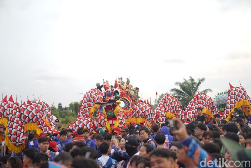 Tradisi bakar naga di area Pemakaman Yayasan Bakti Suci, Jalan Adi Sucipto, Kubu Raya pada Rabu (4/3/2026) sore, sebagai penanda ditutupnya seluruh rangkaian Cap Go Meh. Tradisi bakar naga di area Pemakaman Yayasan Bakti Suci, Jalan Adi Sucipto, Kubu Raya pada Rabu (4/3/2026) sore, sebagai penanda ditutupnya seluruh rangkaian Cap Go Meh.
