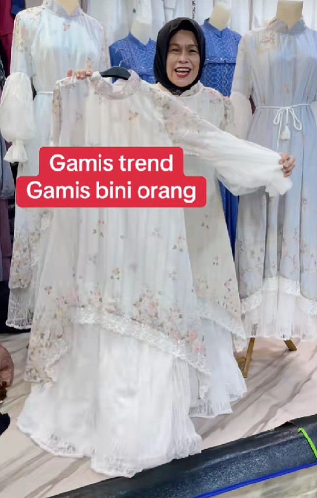 Fenomena ini mulai mencuat setelah akun TikTok @sudartiindraaa mengunggah sebuah video yang memperlihatkan antusiasme pembeli terhadap model tersebut. Video memperlihatkan baju Lebaran yang disebut gamis bini orang. “Baju Lebaran 2026 Lagi ngetrend Paling laris. Bini orang paling laris 2026, tulis keterangan video @sudartiindraaa.  Foto: Dok. TikTok @sudartiindraaa.