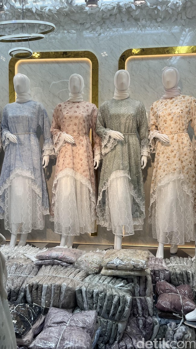 Saat tim Wolipop berada di Tanah Abang, busana ini menonjolkan perpaduan antara kemewahan yang lembut dan siluet yang feminin. Desain utamanya mengandalkan teknik layering atau tumpuk dengan material brokat atau lace putih yang menjuntai di bagian bawah, memberikan kesan anggun. Foto: Gresnia/Wolipop.