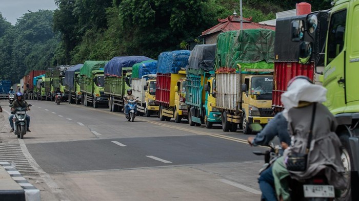Foto udara sejumlah truk antre saat menunggu bongkar muat kapal di Pelabuhan Merak, Kota Cilegon, Banten, Rabu (4/3/2026). Antrean kendaraan angkutan barang yang mengular hingga keluar area pelabuhan tersebut terjadi akibat meningkatnya volume kendaraan yang hendak menyeberang ke Pulau Sumatera serta terhambatnya proses bongkar muat kapal akibat cuaca buruk dan angin kencang yang terjadi di perairan Selat Sunda. ANTARA FOTO/Muhammad Bagus Khoirunas