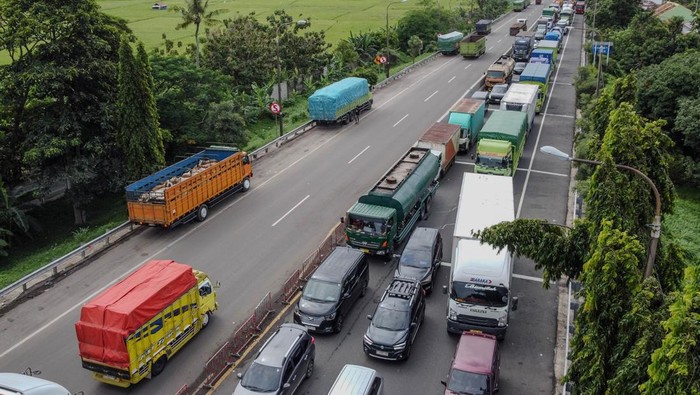 Foto udara sejumlah truk antre saat menunggu bongkar muat kapal di Pelabuhan Merak, Kota Cilegon, Banten, Rabu (4/3/2026). Antrean kendaraan angkutan barang yang mengular hingga keluar area pelabuhan tersebut terjadi akibat meningkatnya volume kendaraan yang hendak menyeberang ke Pulau Sumatera serta terhambatnya proses bongkar muat kapal akibat cuaca buruk dan angin kencang yang terjadi di perairan Selat Sunda. ANTARA FOTO/Muhammad Bagus Khoirunas