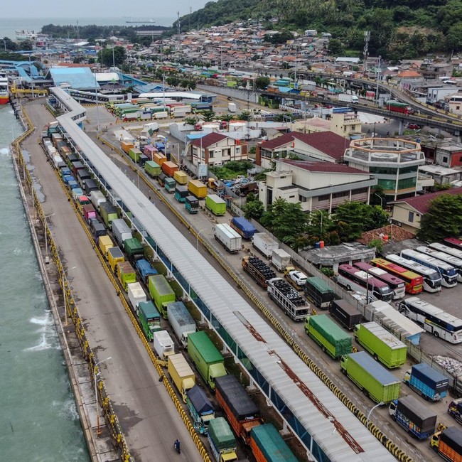 Truk Mengular, Akses ke Pelabuhan Merak Macet