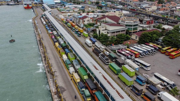 Truk Mengular, Akses ke Pelabuhan Merak Macet
