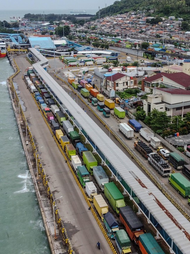 Truk Mengular, Akses ke Pelabuhan Merak Macet