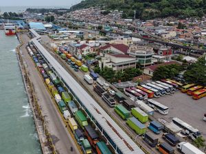 Truk Mengular, Akses ke Pelabuhan Merak Macet