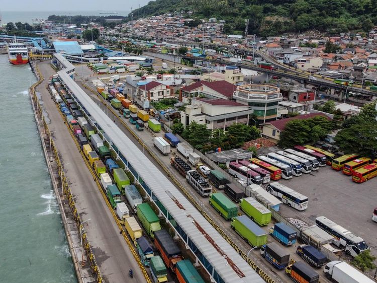 Truk Mengular, Akses ke Pelabuhan Merak Macet