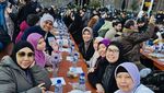 Pengalaman Buka Puasa Multietnis di Pelataran Masjid Belanda