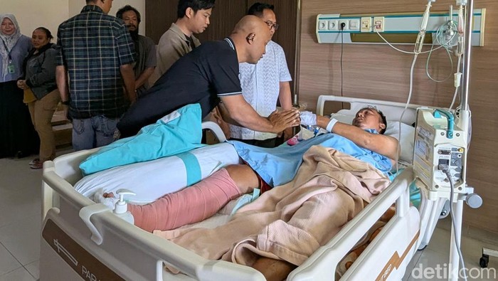 Utusan bos rokok HS Muhammad Suryo menjenguk pengendara Jupiter MX yang terlibat kecelakaan di Kulon Progo, Selasa (3/3/2026).
