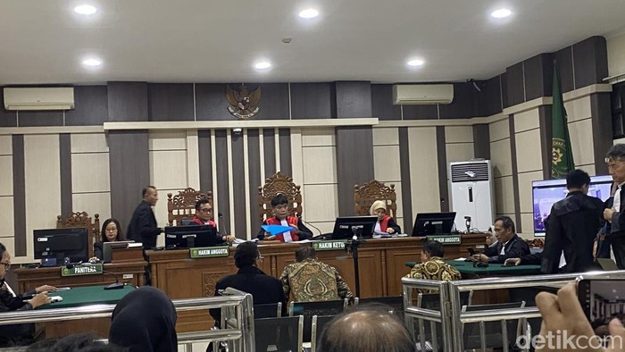Tiga dosen UGM dalam sidang putusan perkara dugaan korupsi pengadaan biji kakao fiktif untuk program Cacao Teaching and Learning Industries (CLTI) di Pengadilan Tipikor Semarang, Rabu (4/3/2026).