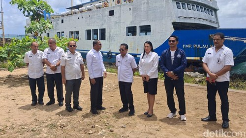 Wagub NTT Johni Asadoma didampingi Kepala Dinas Perhubungan, Mahadin Sibarani meninjau kapal yang karam di pesisir Pantai Alak, Kota Kupang, Rabu (4/3/2026).