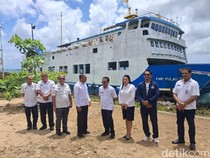 2 Kapal Pemprov NTT Karam Diterjang Ombak di Pantai Alak