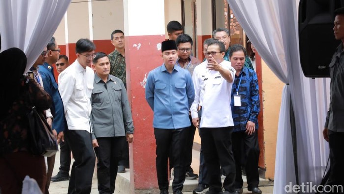 Wakil Presiden (Wapres) Republik Indonesia, Gibran Rakabuming Raka saat mengunjungi ke SMP plus Mutahhari, Kecamatan Rancaekek, Kabupaten Bandung, Rabu (4/3/2026).