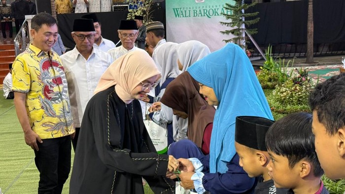 Wali Kota Kediri Vinanada saat memberi santunan di acara bukber