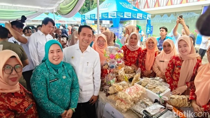 Wali Kota Palembang Ratu Dewa mengecek bazar murah Ramadan. (Irawan/detikSumbagsel)