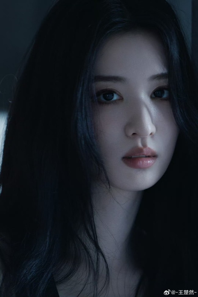 Wang Churan menonjol karena wajahnya yang tajam, bercahaya, dan aura anggunnya. Tidak seperti banyak aktris yang mengejar citra lembut dan manis, ia secara konsisten menganut gaya yang lebih mewah dan dewasa.Foto: Weibo