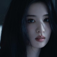 Wang Churan menonjol karena wajahnya yang tajam, bercahaya, dan aura anggunnya. Tidak seperti banyak aktris yang mengejar citra lembut dan manis, ia secara konsisten menganut gaya yang lebih mewah dan dewasa.Foto: Weibo