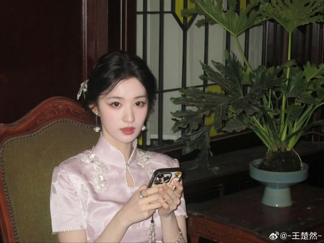 Sering dibandingkan dengan bintang senior Dilraba Dilmurat karena struktur wajah yang tegas, Wang Churan sering disebut sebagai aktris yang mendominasi dalam setiap frame. Baik di karpet merah atau dalam drama periode, dia menarik dengan mudah perhatian semua mata.Foto: Weibo