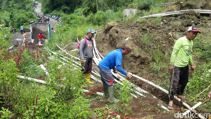 Warga memperbaiki pipa yang rusak diterjang banjir lahar hujan di Kali Apu, Kecamatan Selo, Boyolali, Rabu (4/3/2026).