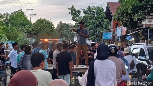 Warga mengadang rombongan Gubernur NTB dan Bupati Bima saat menuju kantor Camat Woha, dengan agenda Safari Ramadan, Selasa, (3/3/2026).