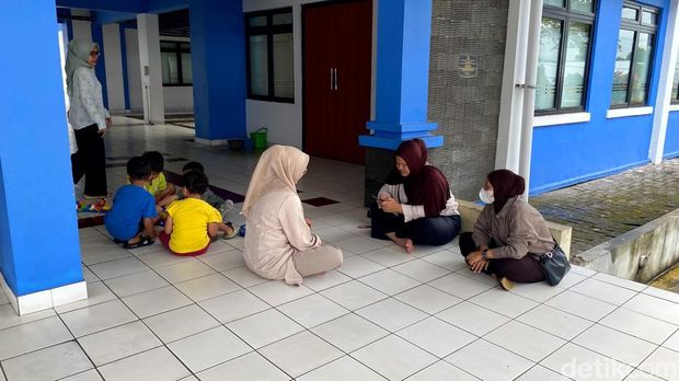 Warga nampak asyik nongkrong di teras Apartemen Transit Ujungberung.