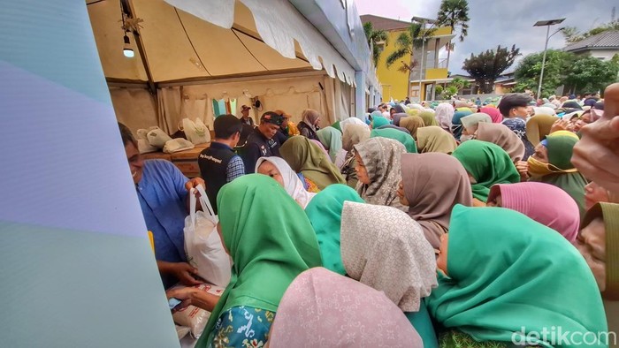 Warga saat membeli sembako murah di Ponpes Saadatuddaroin, Kecamatan Solokan Jeruk, Kabupaten Bandung, Rabu (4/3/2026).